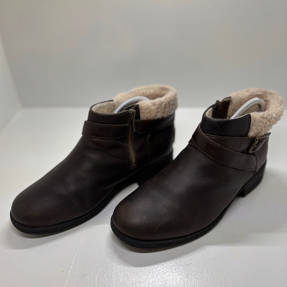 UGG Shoes - UGG women’s waterproof leather ankle boots with shearling lining women’s size 9